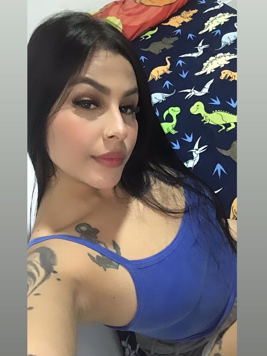 nahomy_ember from stripchat