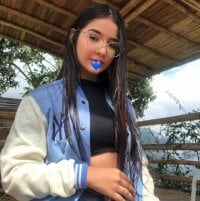 madeleinee_'s Offline Chat Room