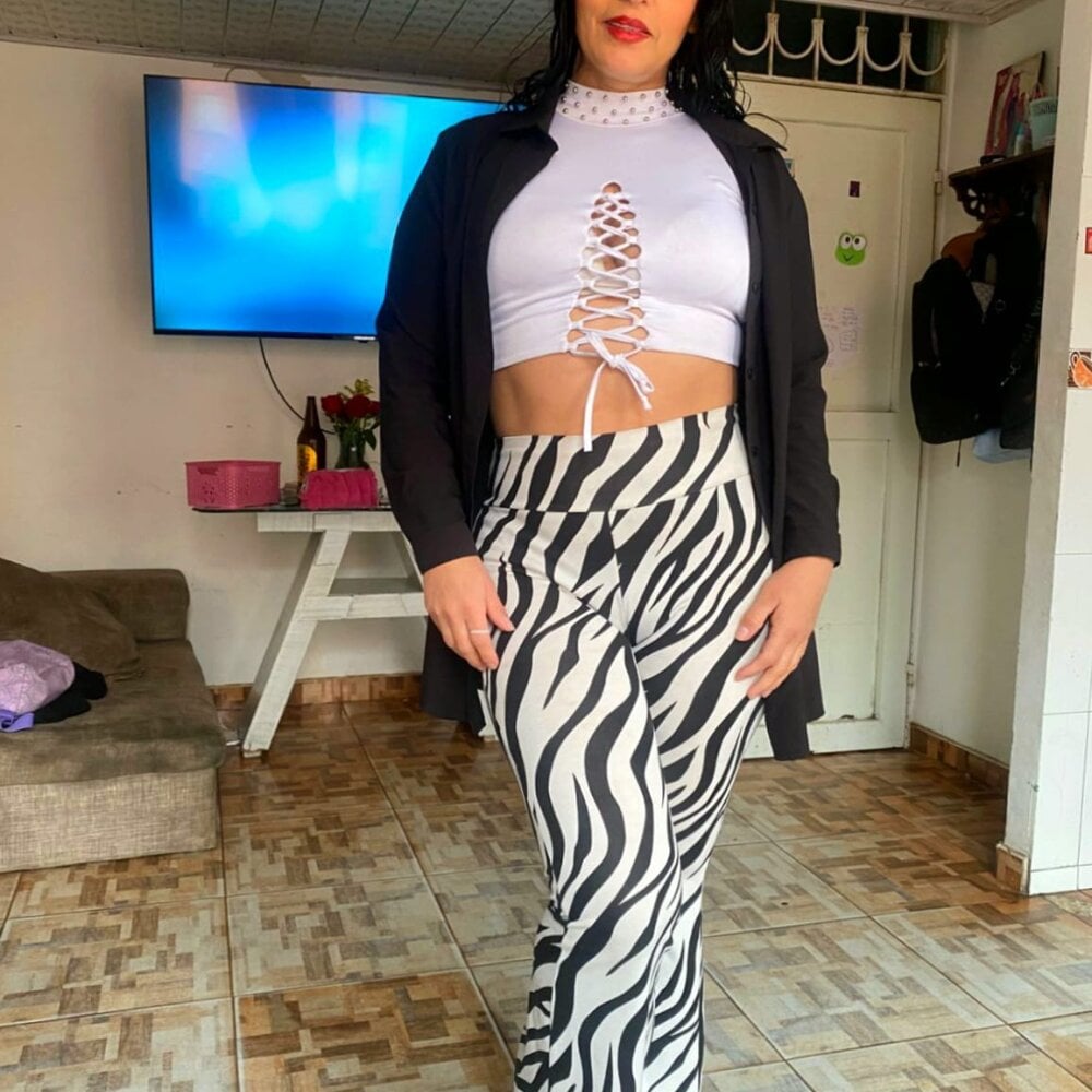 Watch AnnaidThompson live on cam on StripChat