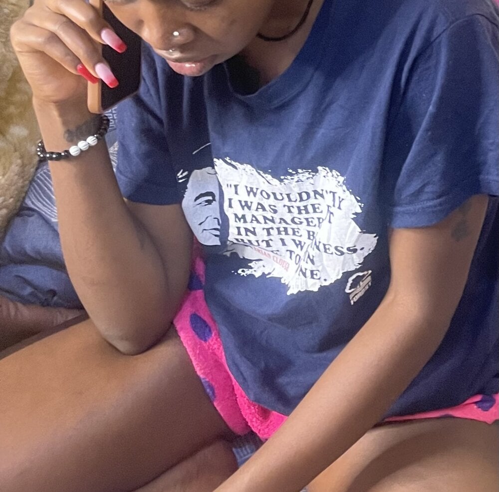 Live sex webcam photo for queen_shuga #289687355