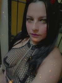 lulu-hot-bitch's webcam live show