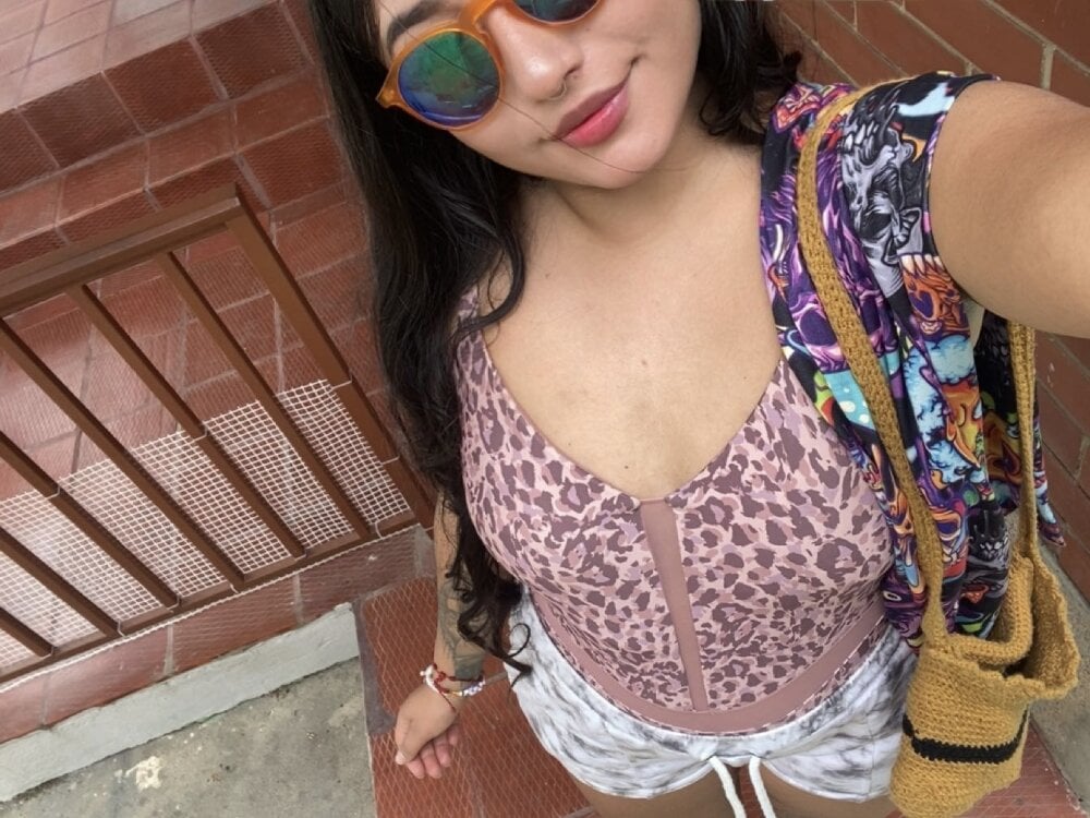 amateursex-livecam.com kitsunenova livesex profile in bisexual cams