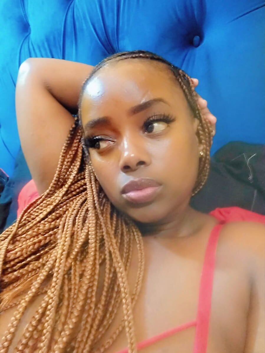 Candycrush2555 live cam model at StripChat