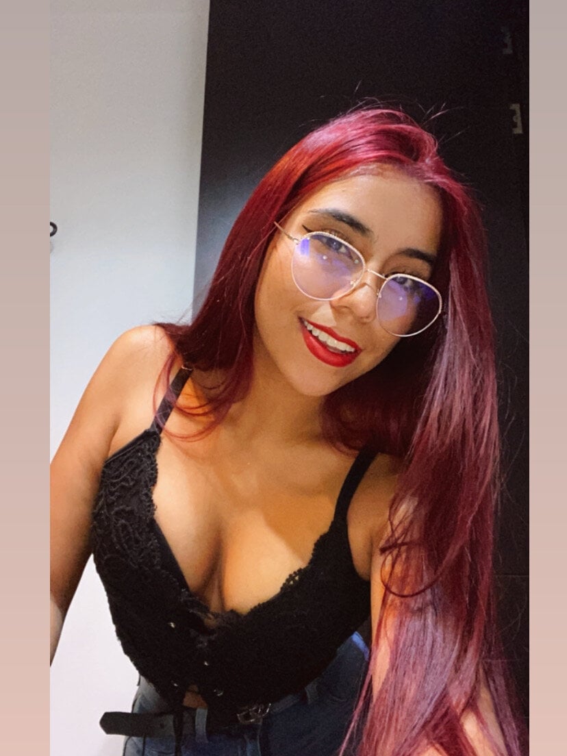 MiaVelvet01 live cam model at StripChat