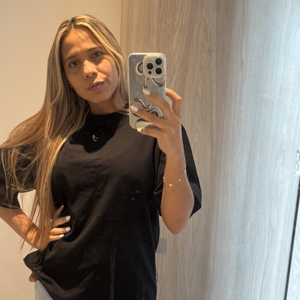 6livesex.com blonde_latina livesex profile in need-tokens-for-food cams