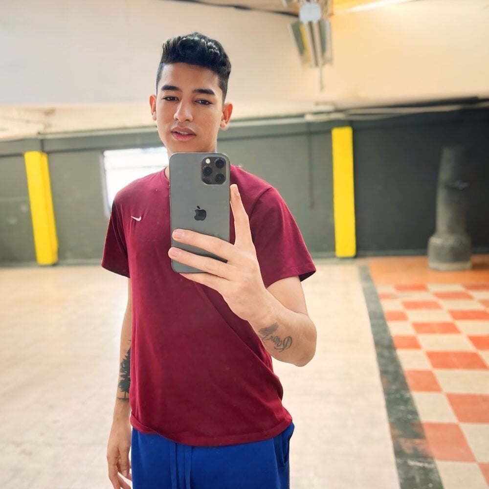 x_aaron_x from stripchat