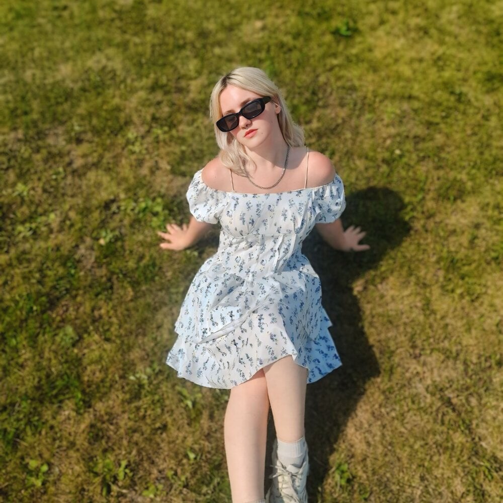 livesexr.com lovelyy_julia livesex profile in ask-me-i-might-tell cams