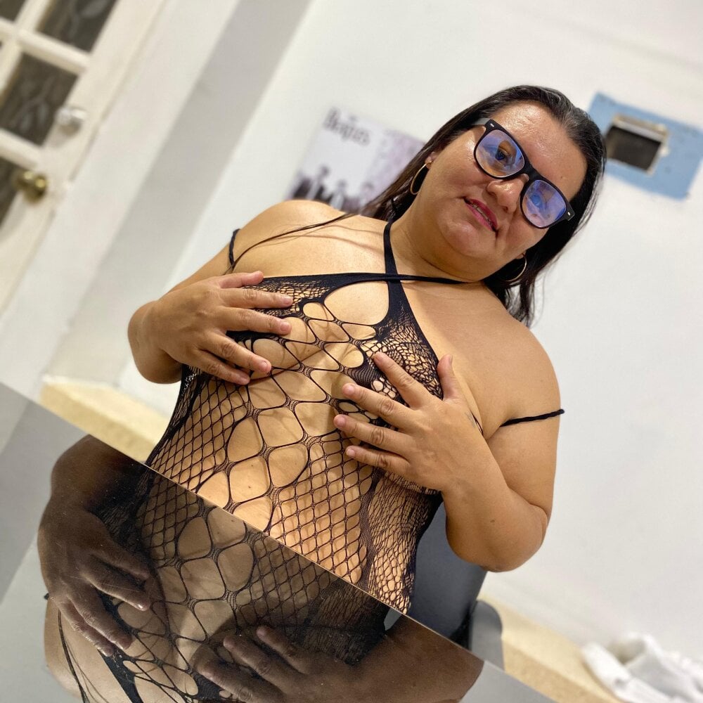 Sharlote_bbw's chat room