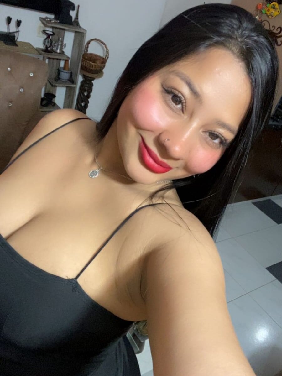 xxx-topcamgirls.com im_kharla livesex profile in curvy cams