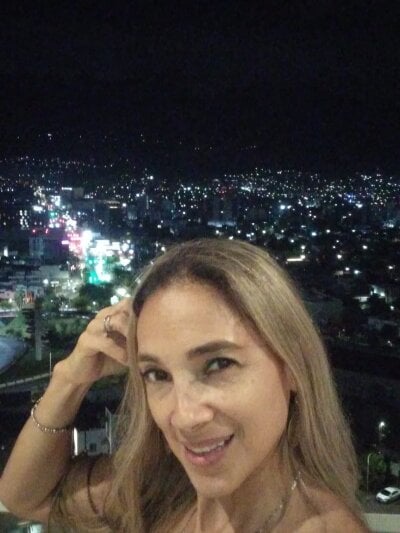 Jhoana1976 Live Cam on StripChat