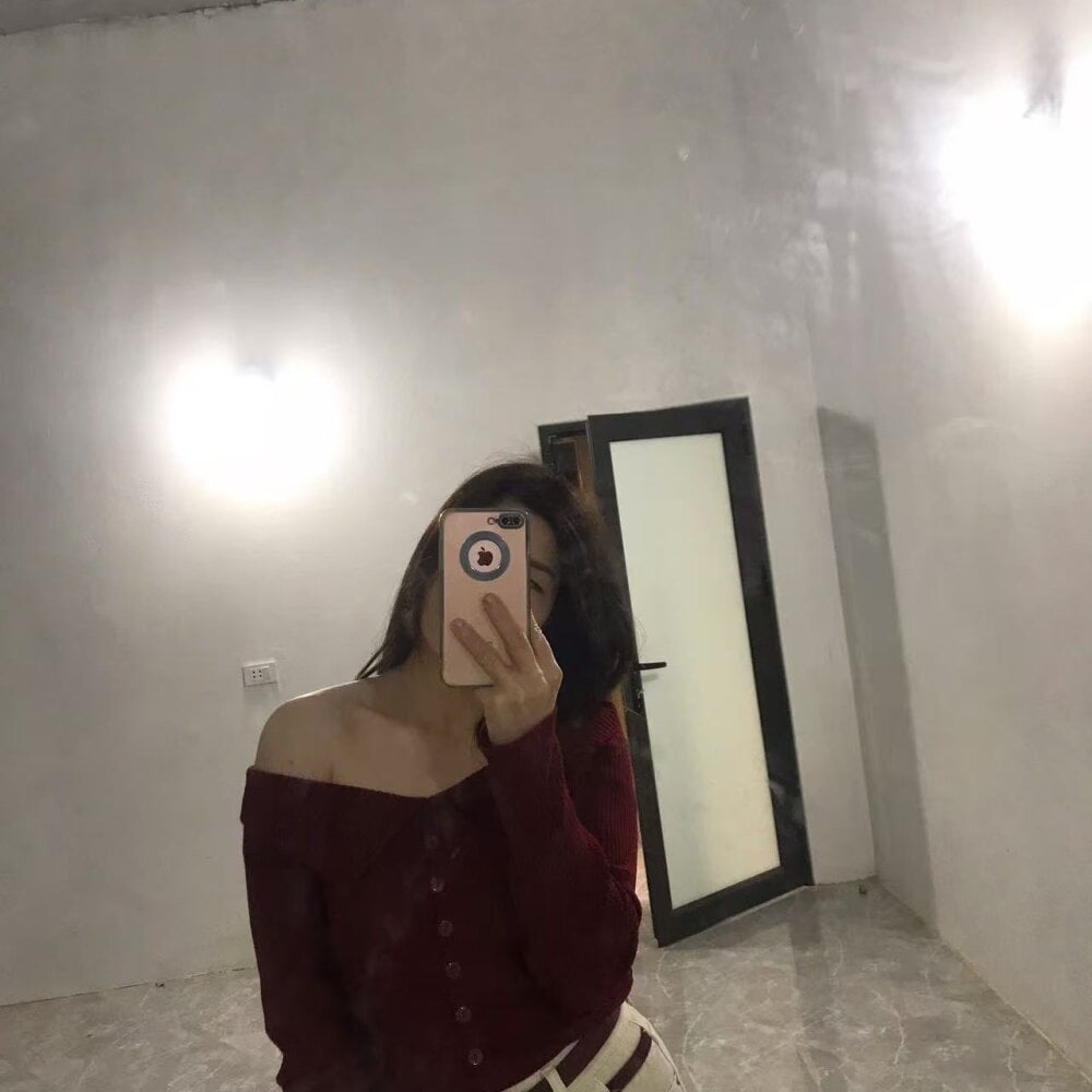 Sneaky-stori live cam model at StripChat