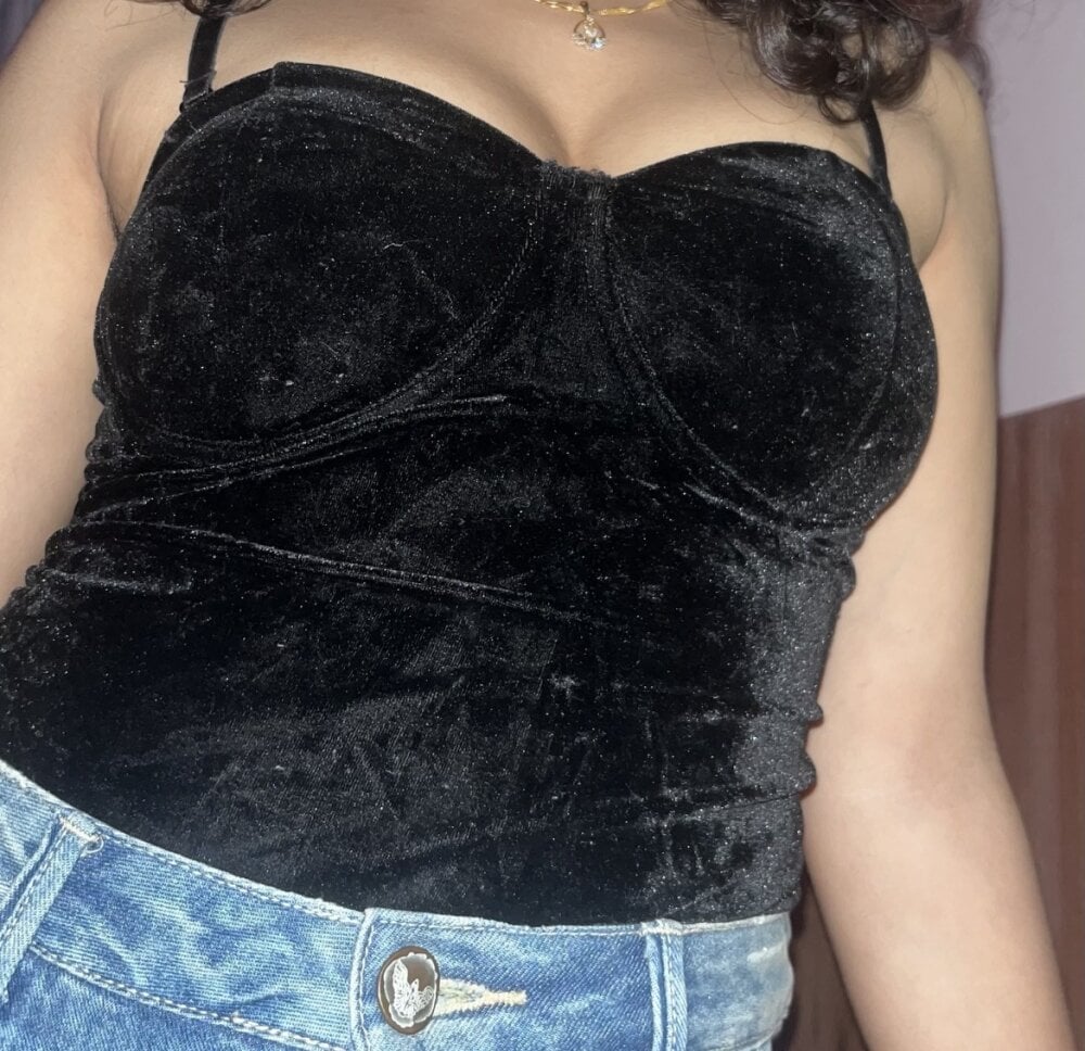 Watch Gorisundari live on cam on StripChat