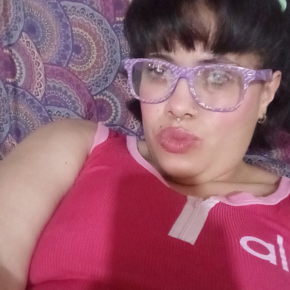 stripchat erikaradiante webcam profile pic via sexlivecamsites.com