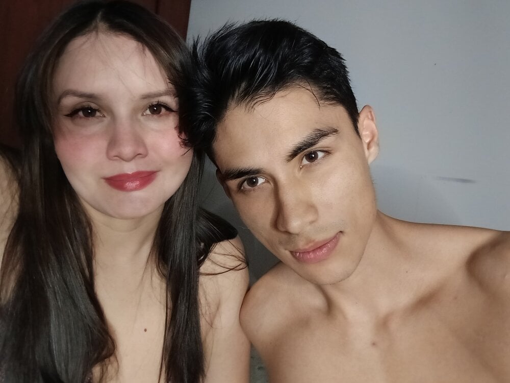 Sweetlove_243 live cam model at StripChat
