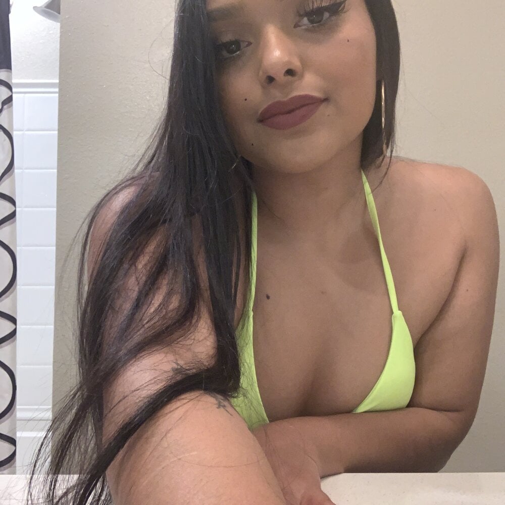 Watch SxyyLatina live on cam at StripChat