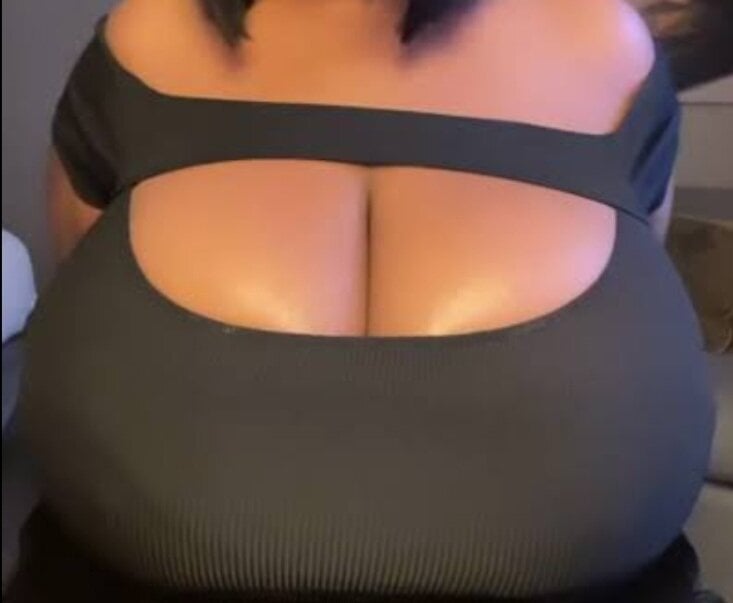 Massive_boobs04's Offline XXX Chat