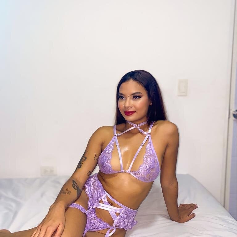 Live sex webcam photo for Lucia_lee__ #290817551