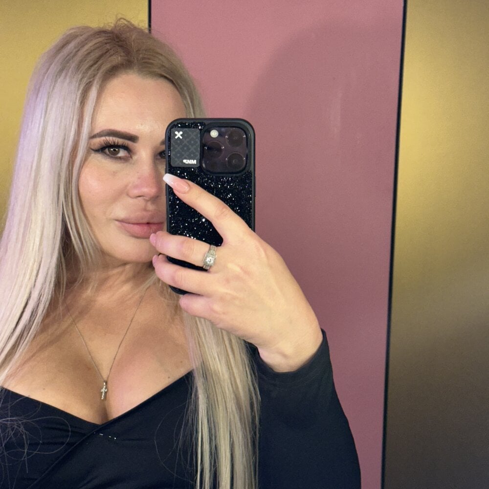 stripchat monnystef webcam profile pic via onaircams.com