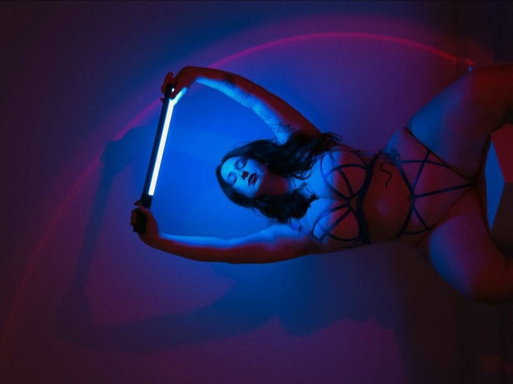 Live sex webcam photo for SexxxyPixie #290097095