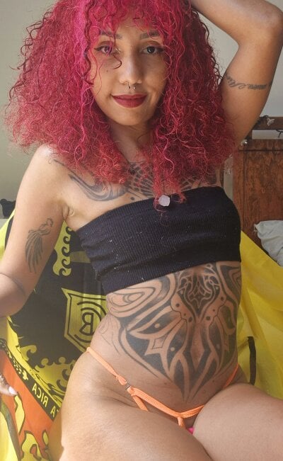 tucurly_latina on StripChat