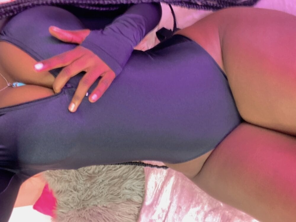 mega-camsex.com lunastar_555 livesex profile in brown-hair cams