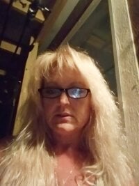 sistergoldenhair's Offline Chat Room