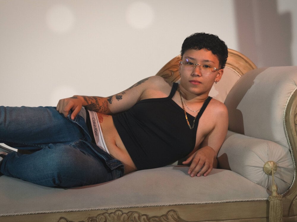 elivecams.com koramoon_ livesex profile in granny cams