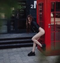 Hot_Veronika's Offline Chat Room