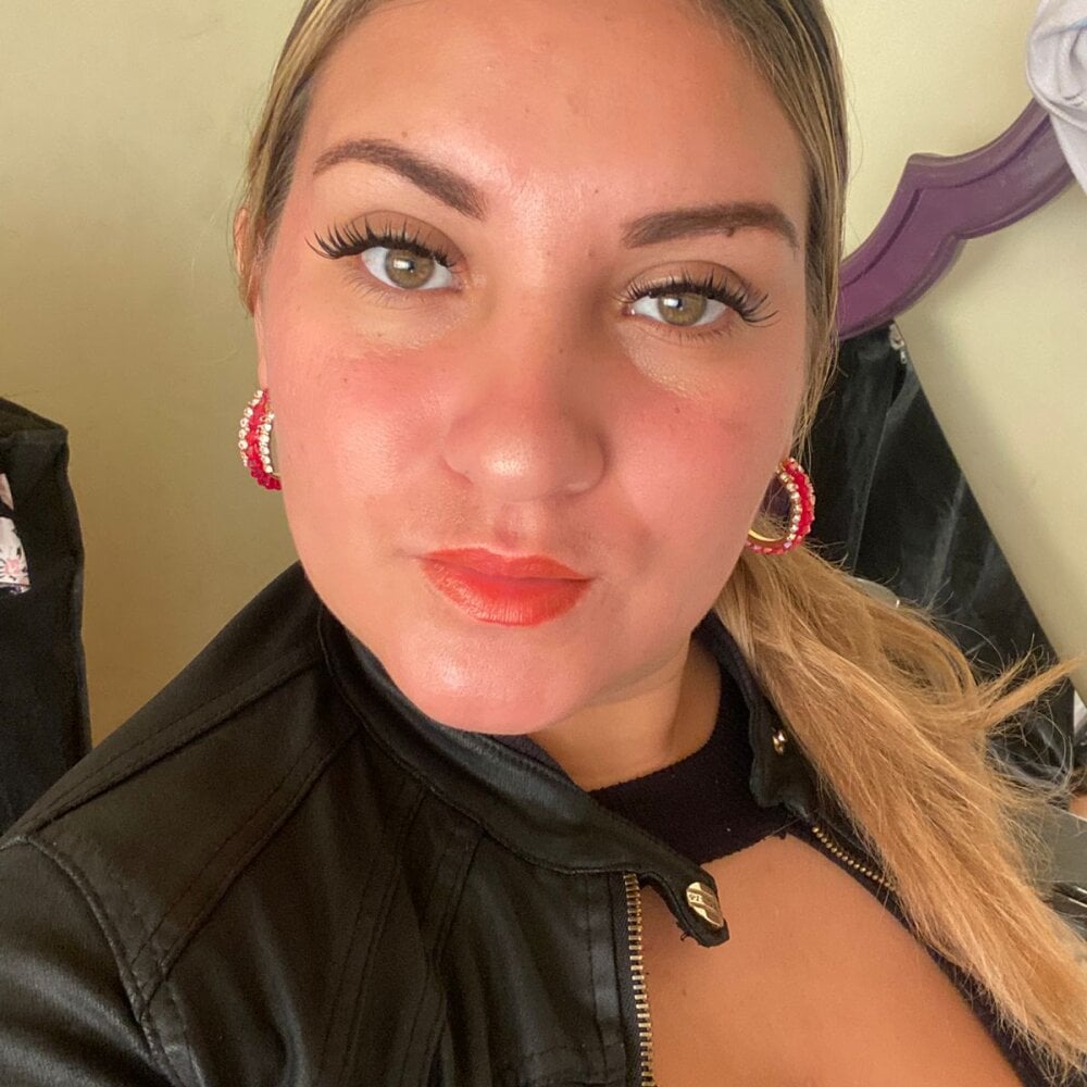 badgirlwebcam.com maevagreen livesex profile in in-youre-bed cams