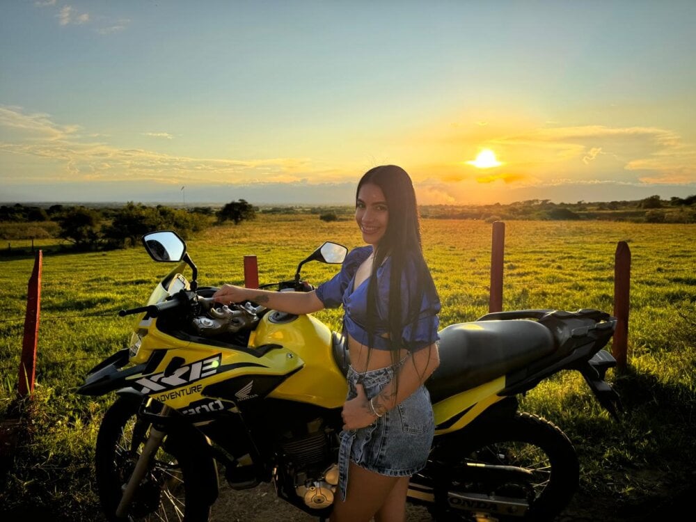 Офлайн-чат XXX MiaRousee_