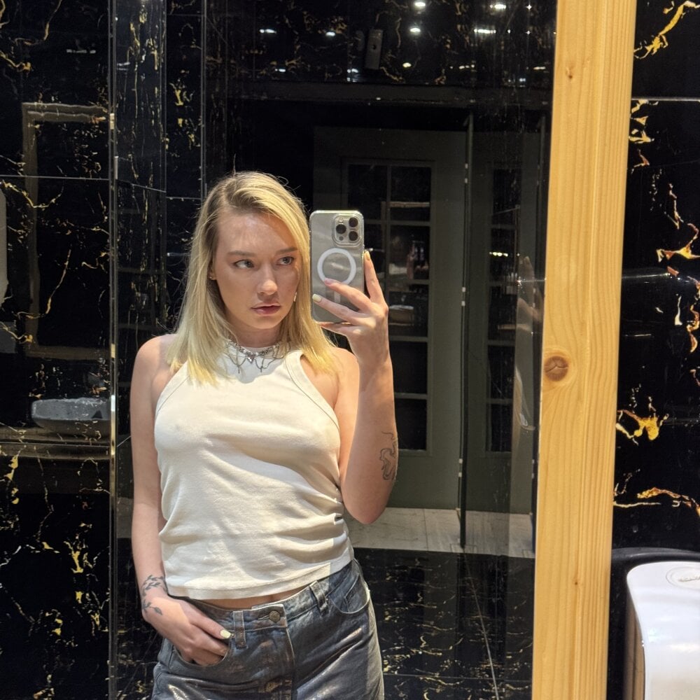 free6cams.com calireon livesex profile in sexy-womans-world cams
