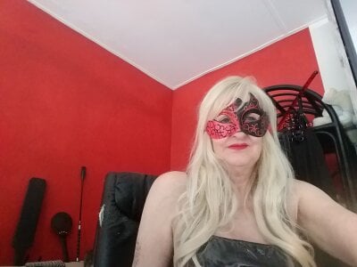 HotBlondMilf on StripChat