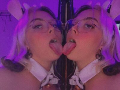 Hela_v Female Bigtitslatin Striptease Webcam