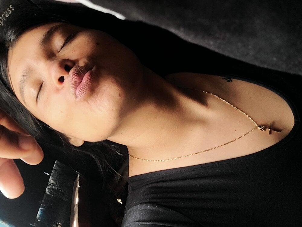 cheapadultsexcams.com lamilapoya livesex profile in in-your-moms-bed cams