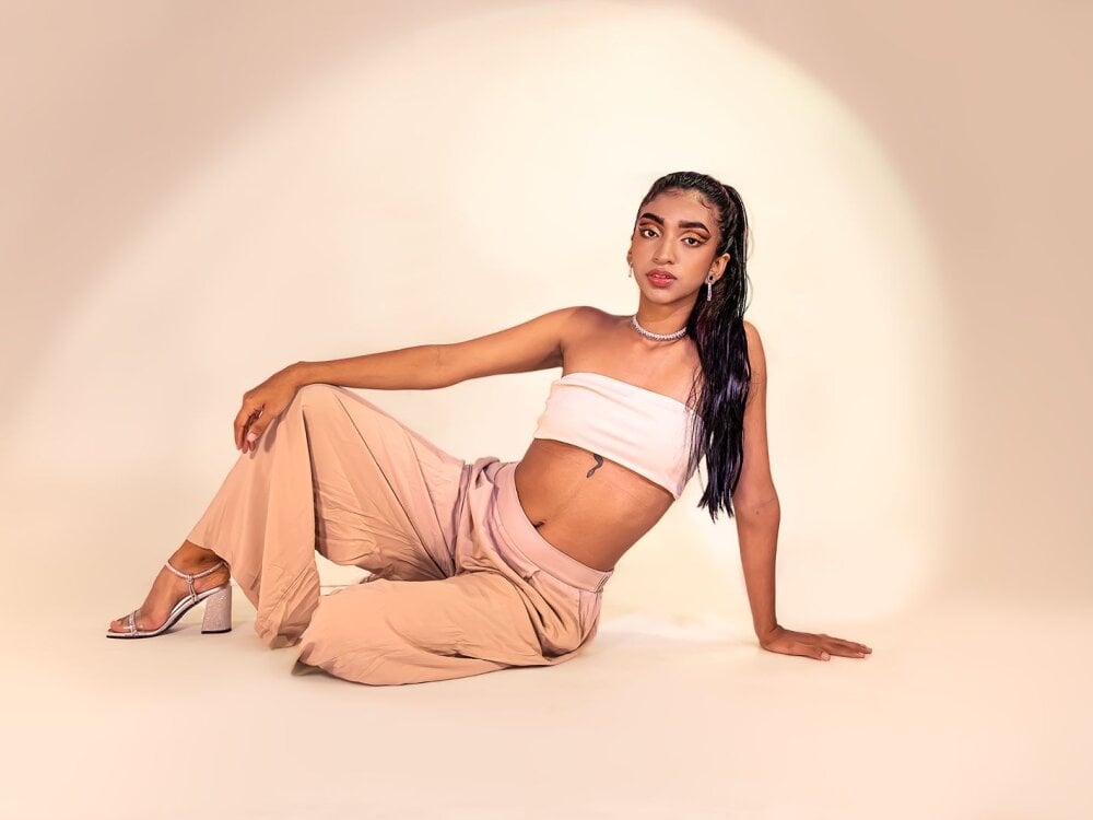 watchgirlcam.com veropierce_ livesex profile in granny cams