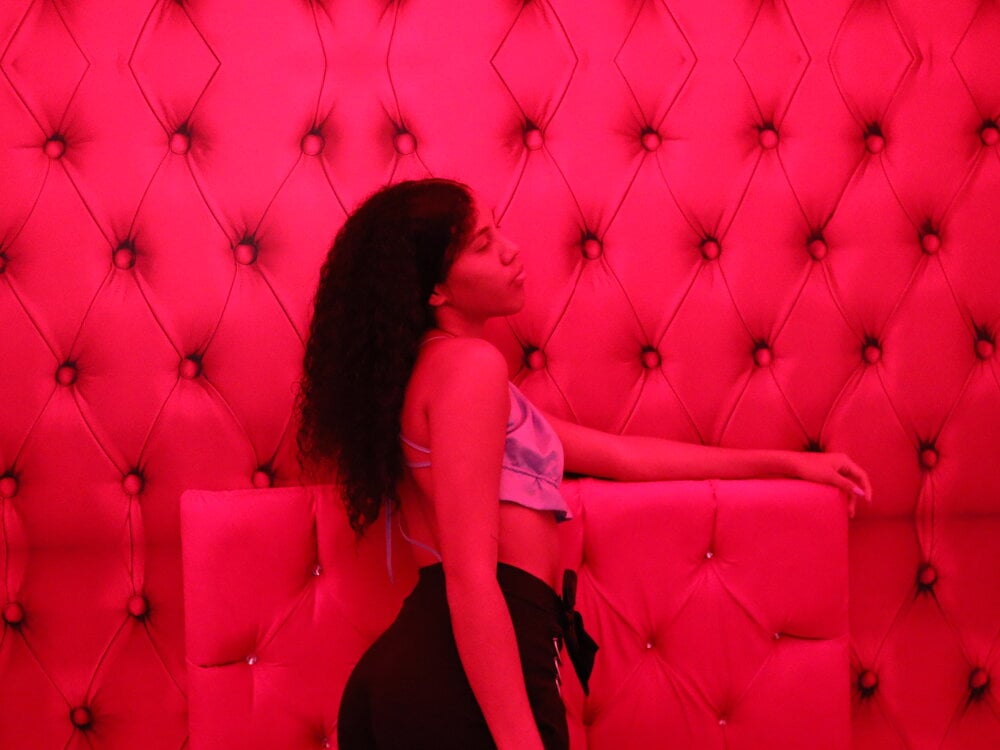 tainara_ebony from stripchat