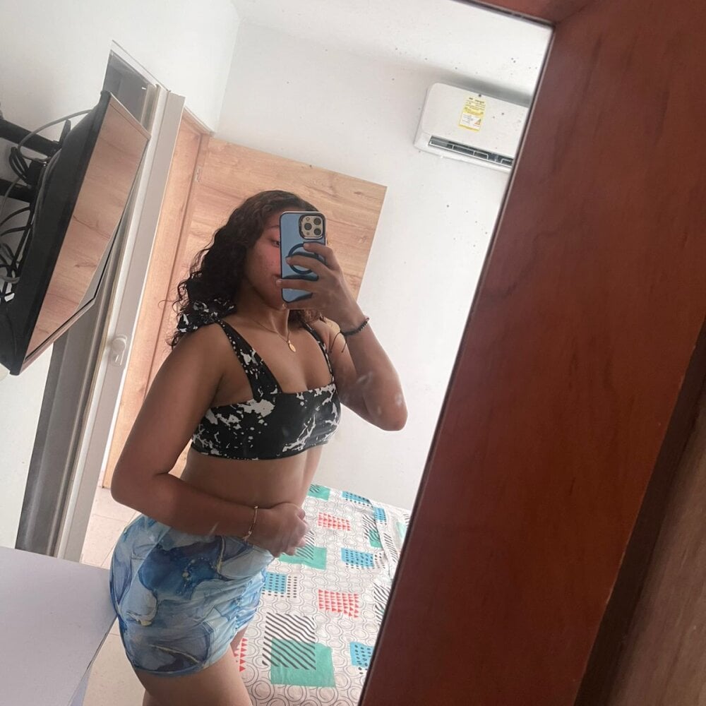 livesex.fan camila_sweett_ livesex profile in on-your-screen-3 cams