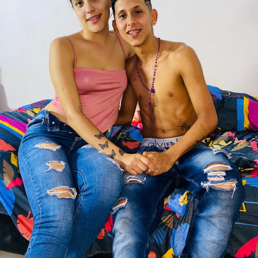 Couple_explosive18 live cam model at StripChat
