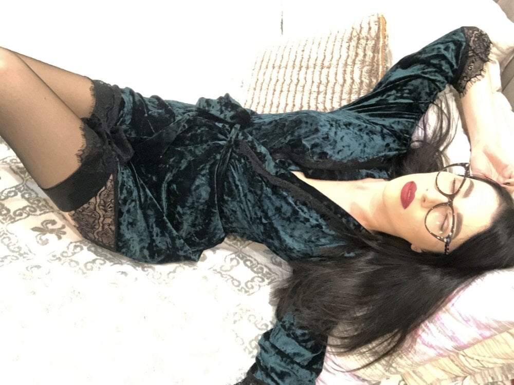 honeyed_poison's chat room