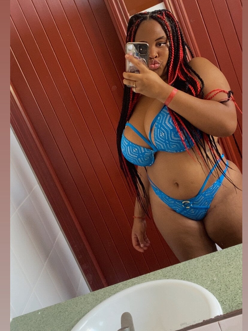 Abby_Lustt live cam model at StripChat