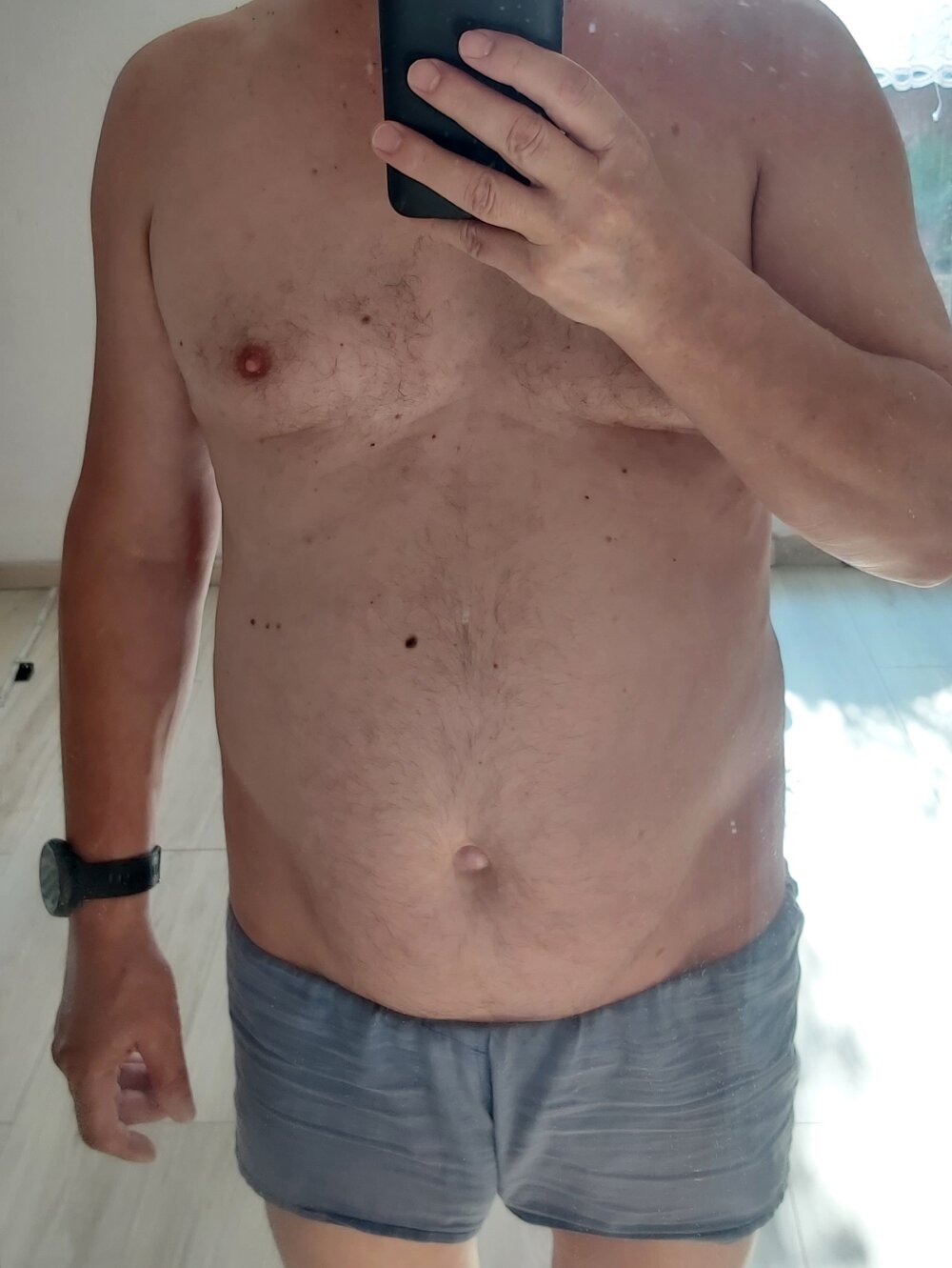 Mushuk sharbatini yalaydi