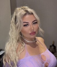 Queen_Cindyx's Offline Chat Room