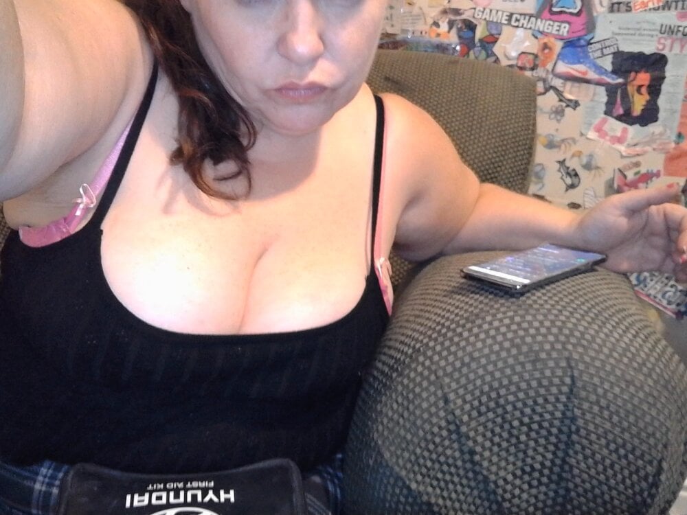 atlwebbie75 live cam model at StripChat