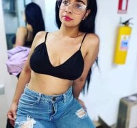juli_vega_1's Offline Chat Room