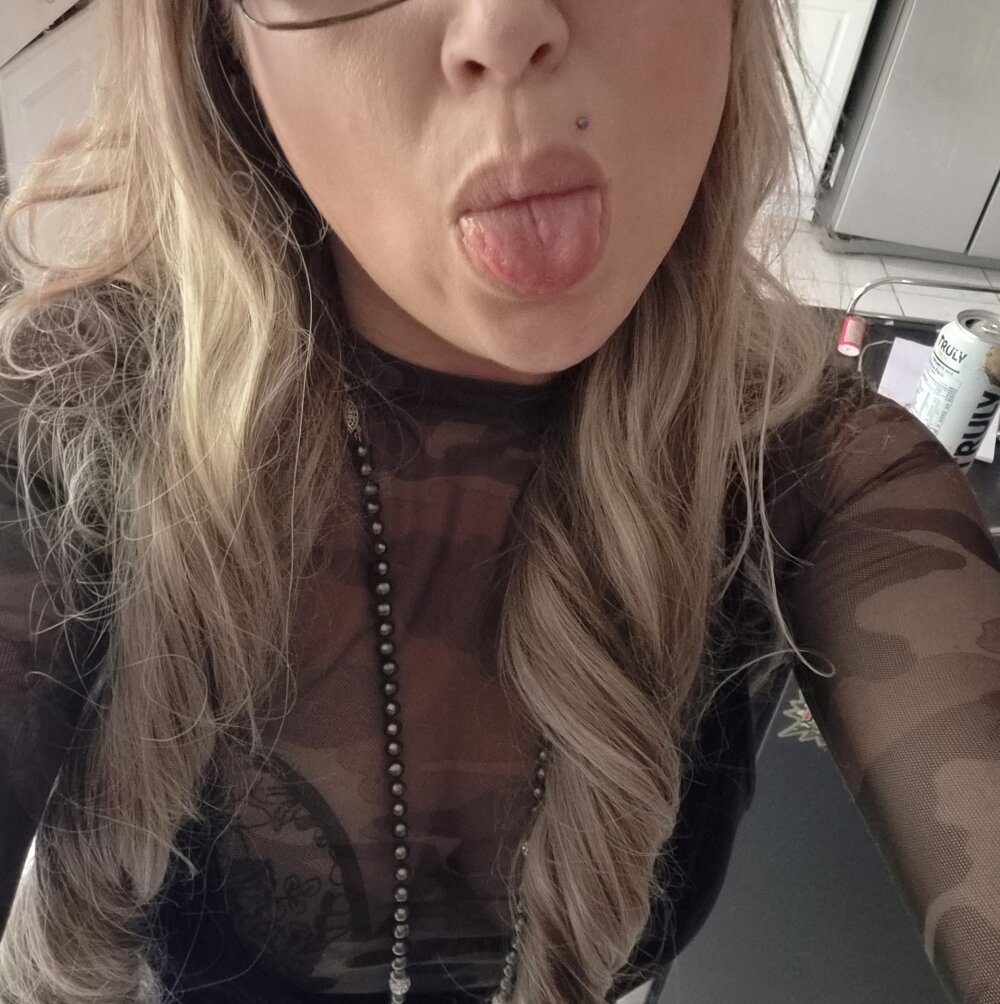 watchgirlcam.com snowbunnywhore livesex profile in white-hair cams