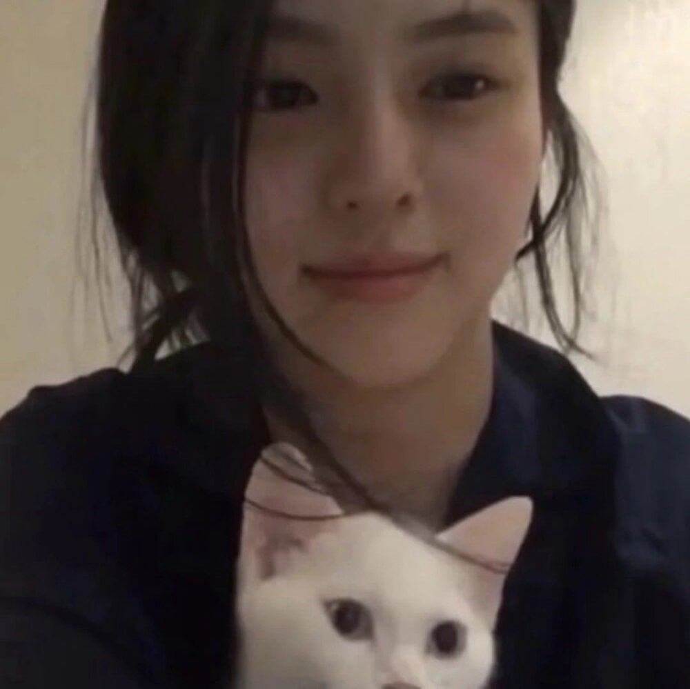 Live sex webcam photo for Louisopp #286399429