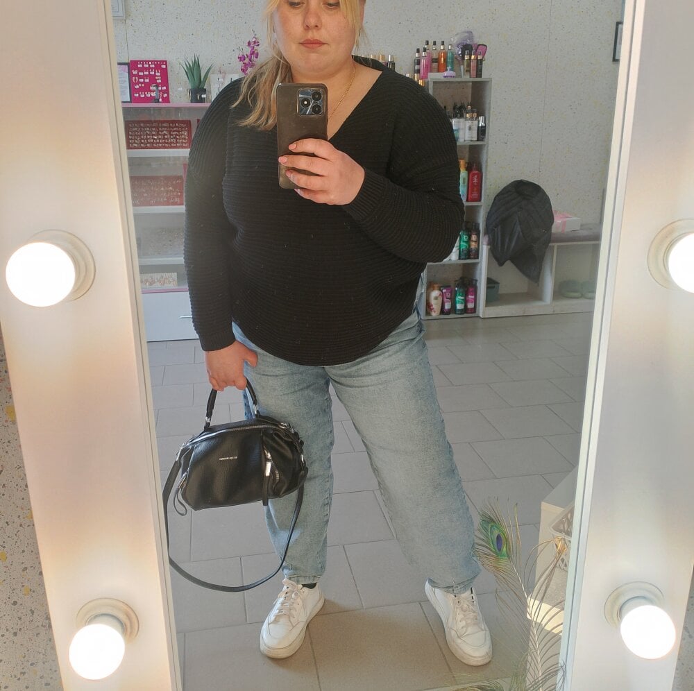 watchgirlcam.com moumy_girl livesex profile in colombia-u-head-3 cams