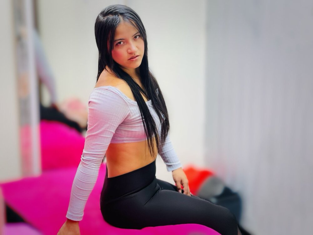 Mia_Briars_