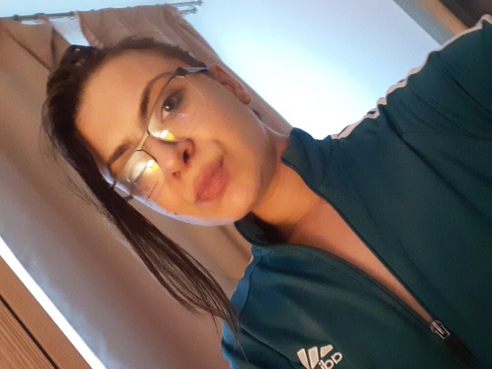 corinajane1306 webcam profile - Spanish