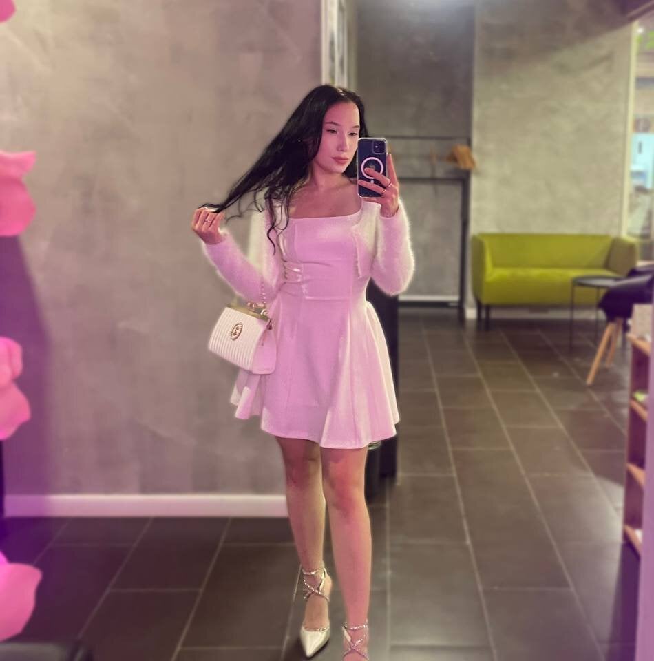 LeilaLow live cam model at StripChat